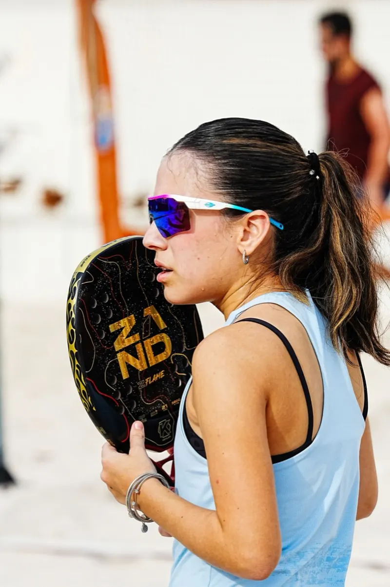Jogadora de beach tennis na areia