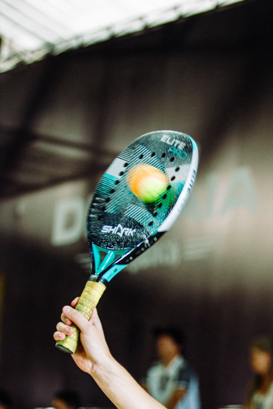 Quadra de padel coberta com jogadores em ação