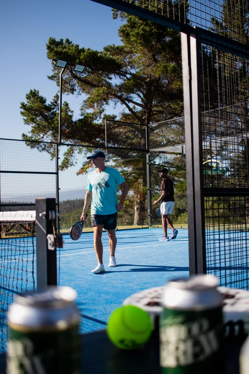 Quadra de padel em clima de jogo e evento na arena