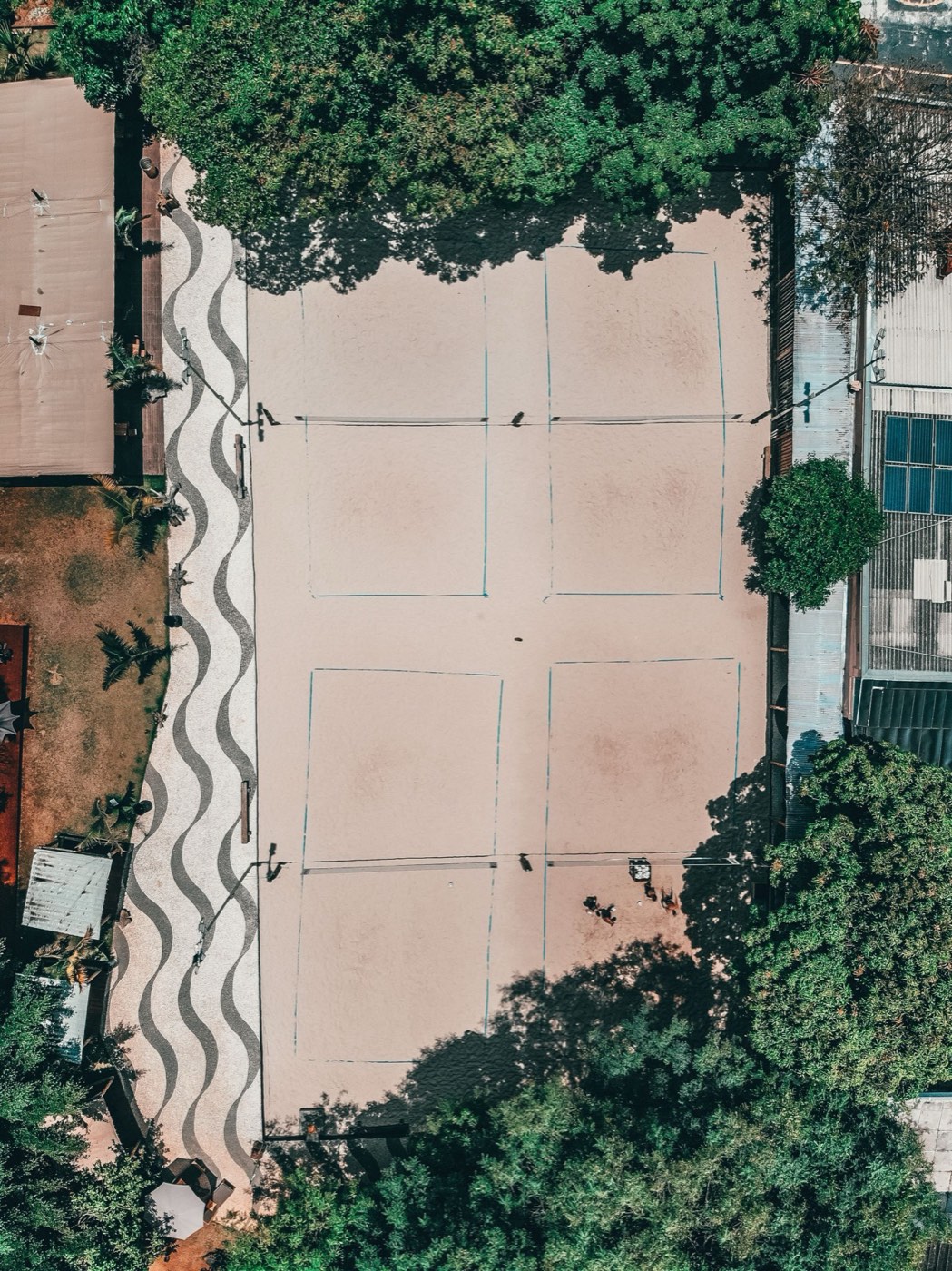 Vista aérea de uma quadra de tênis ao ar livre